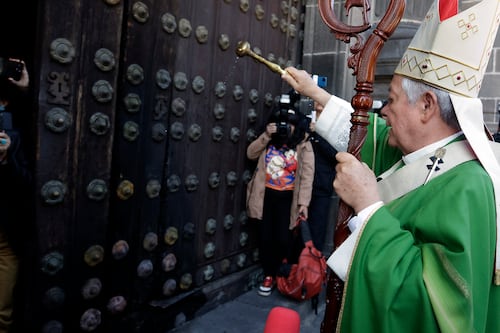 INAH inicia trámite de seguro tras incendio en puerta de la Catedral; multas también contempla prisión