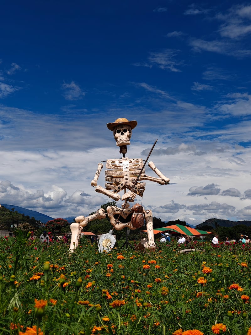 Disfruta de catrinas gigantes, sabores típicos, flores de cempasúchil y actividades culturales en uno de los destinos más encantadores de Puebla