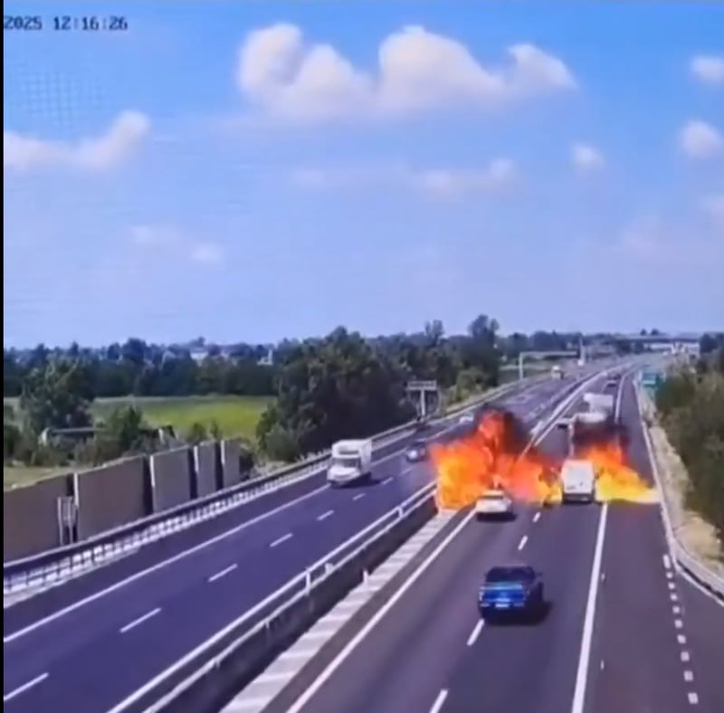 Un piccolo aereo si schianta sull'autostrada in Italia