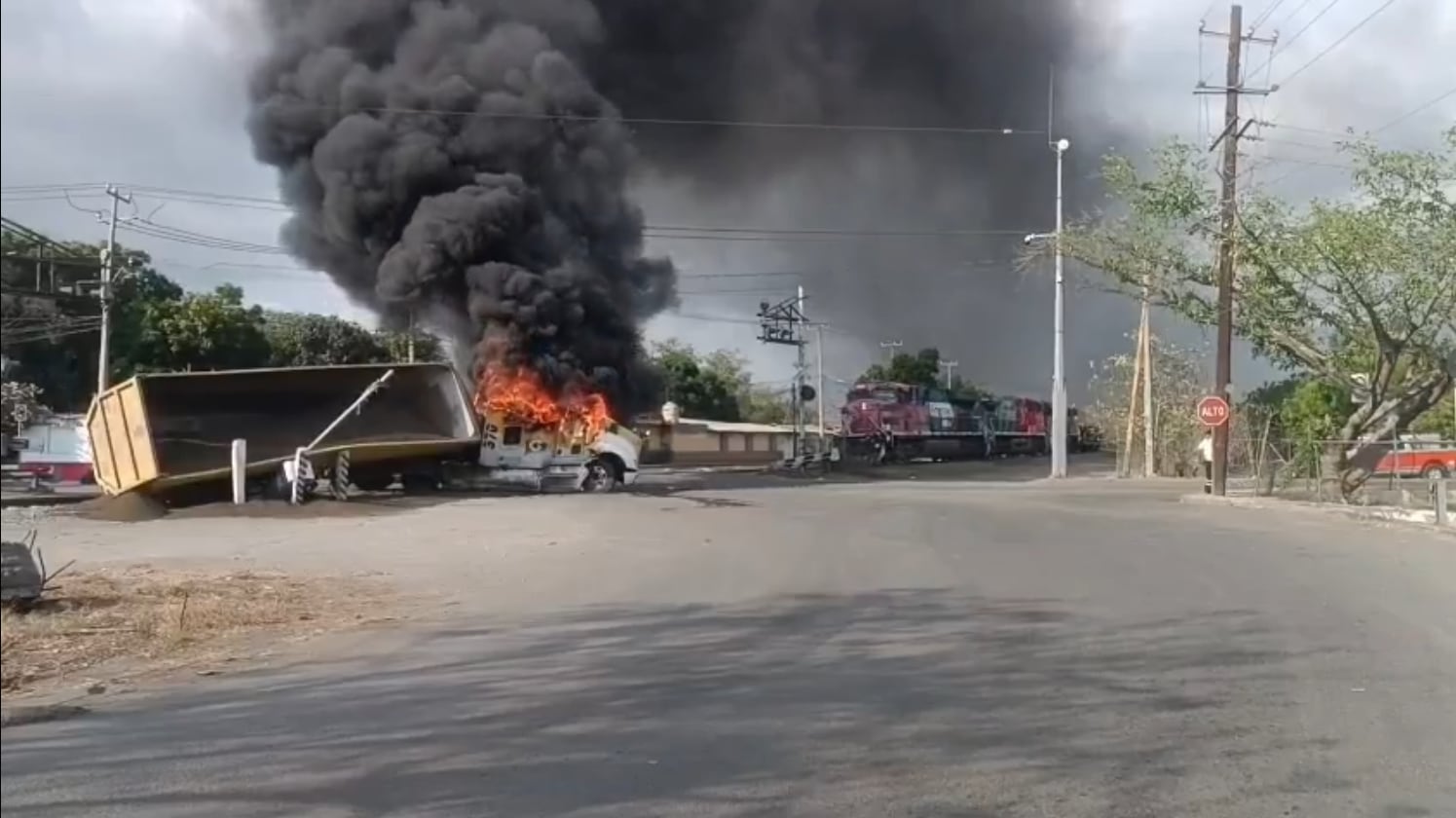 El operativo de seguridad implementado en Tecomán provocó bloqueos con vehículos incendiados y caos vial en la autopista Manzanillo-Colima