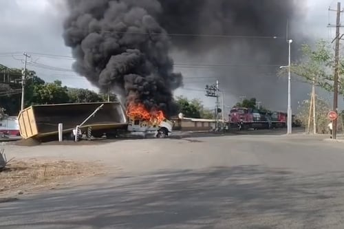 ¡Fuego en Colima! Narcobloqueos y enfrentamientos desatan caos en Tecomán
