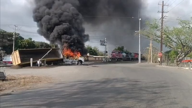 ¡Fuego en Colima! Narcobloqueos y enfrentamientos desatan caos en Tecomán