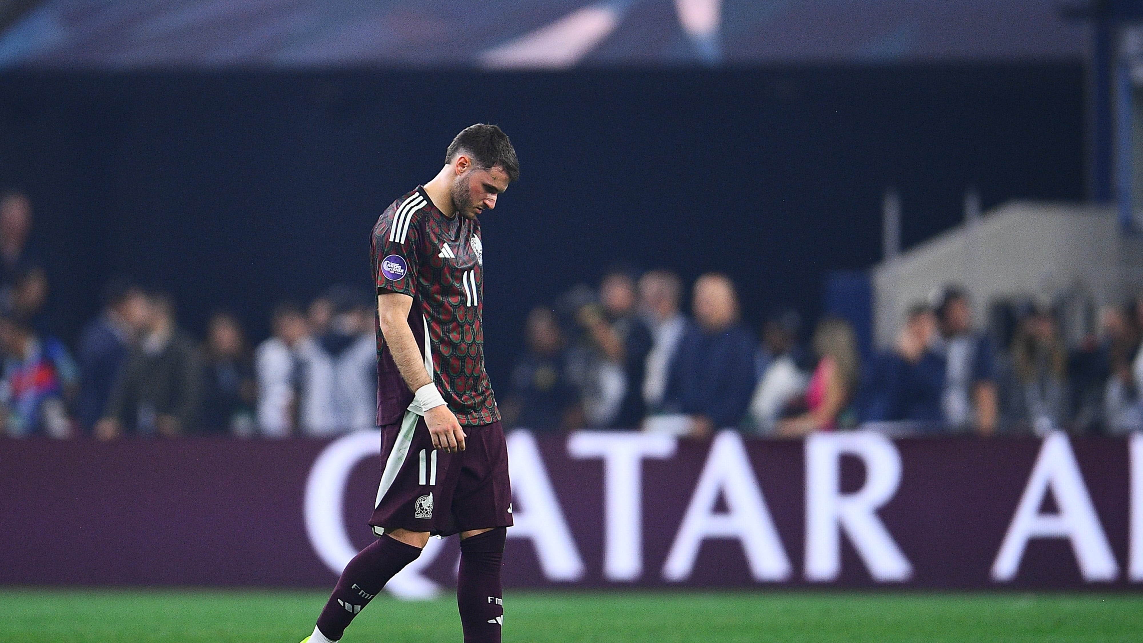 Santiago Giménez no es titular con México.