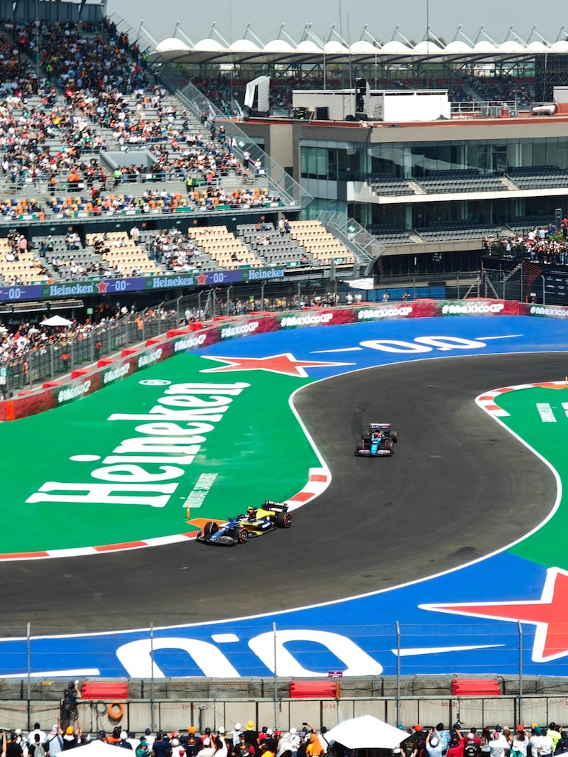 La nueva película de Fórmula 1 protagonizada por Brad Pitt incluye emocionantes escenas grabadas en el Autódromo Hermanos Rodríguez. Desde el accidente de Checo Pérez hasta la participación del público mexicano, descubre los momentos clave en los que México brilla en la cinta.