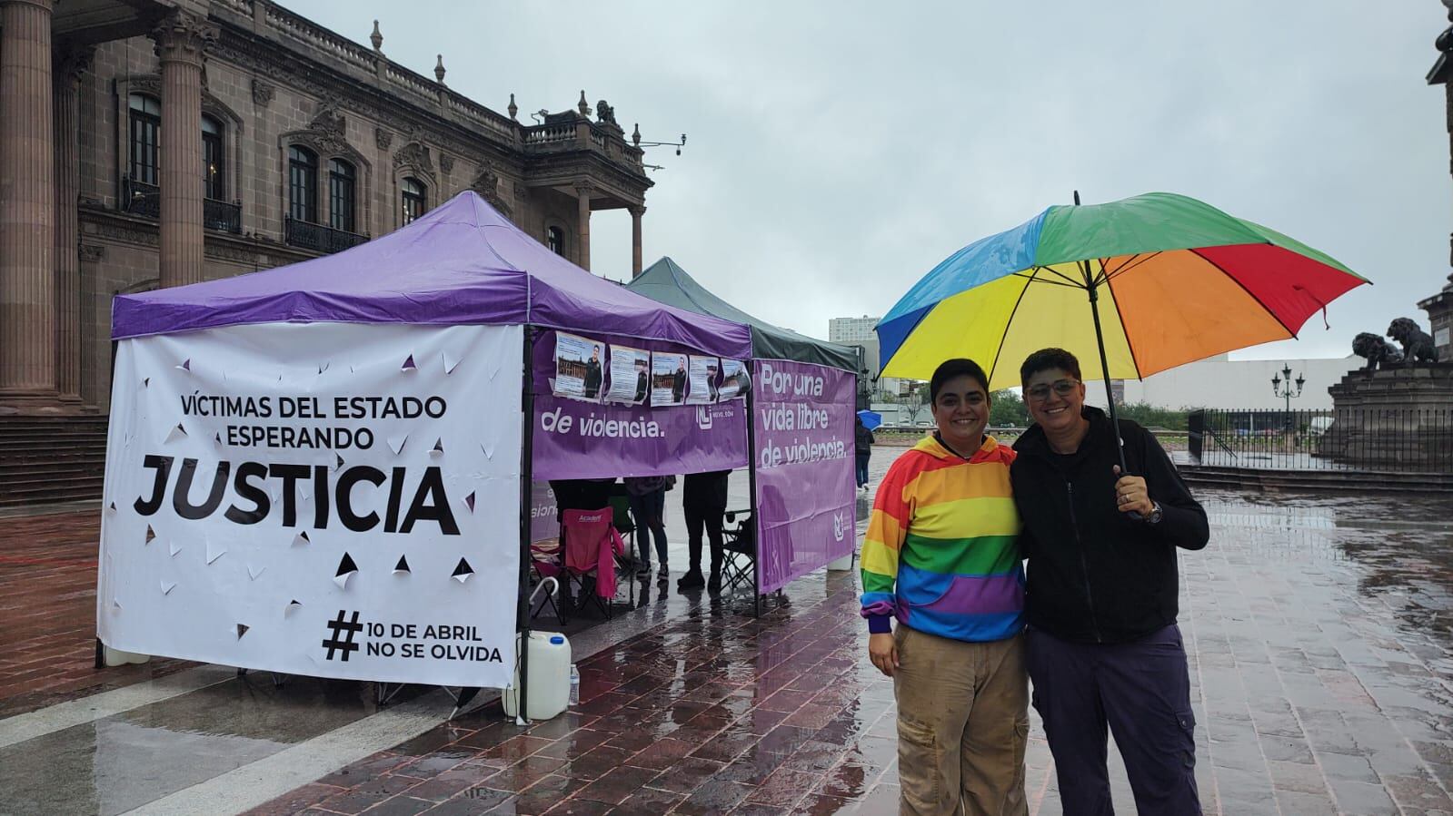 Ocho mujeres se plantaron frente a Palacio de Gobierno esperando la respuesta de Samuel García.