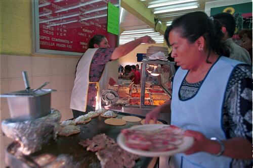 ¡Ya facturan! Mujeres lideran solicitudes de créditos para poner ‘fonditas’