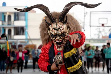 Diablos salen a la calle en Ecuador para dar la bienvenida a 2024