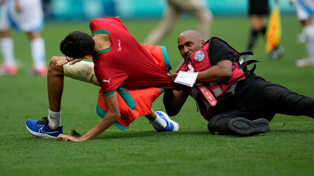 Aficionados de Marruecos invadieron el campo al final del juego entre su selección y Argentina.