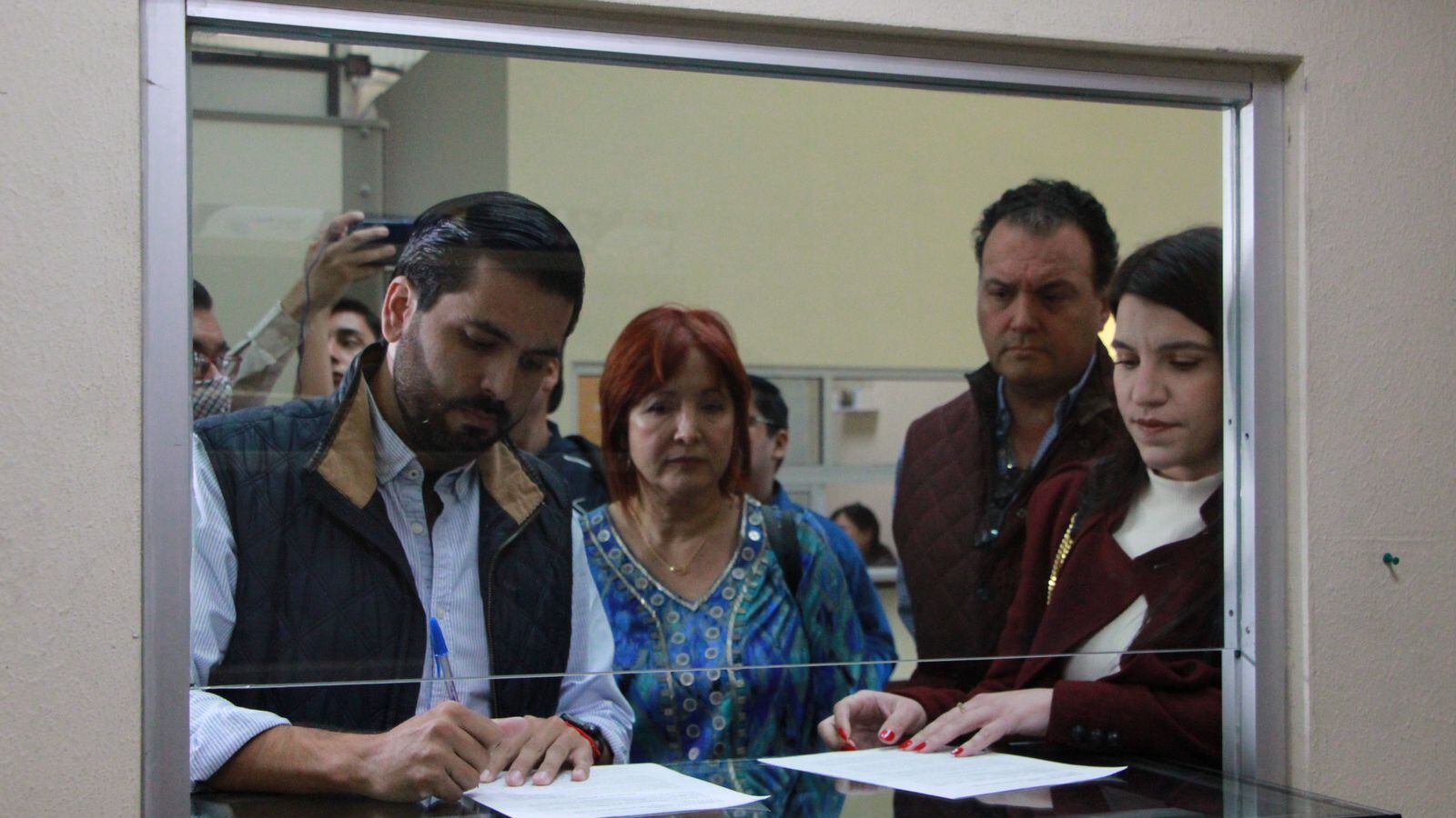 Juan Pablo Castuera, Brenda Tafish, Manuel Madero, Karina Torrres y el diputado Luis Susarrey se presentaron en el recinto legislativo para presentar su solicitud de apoyo
