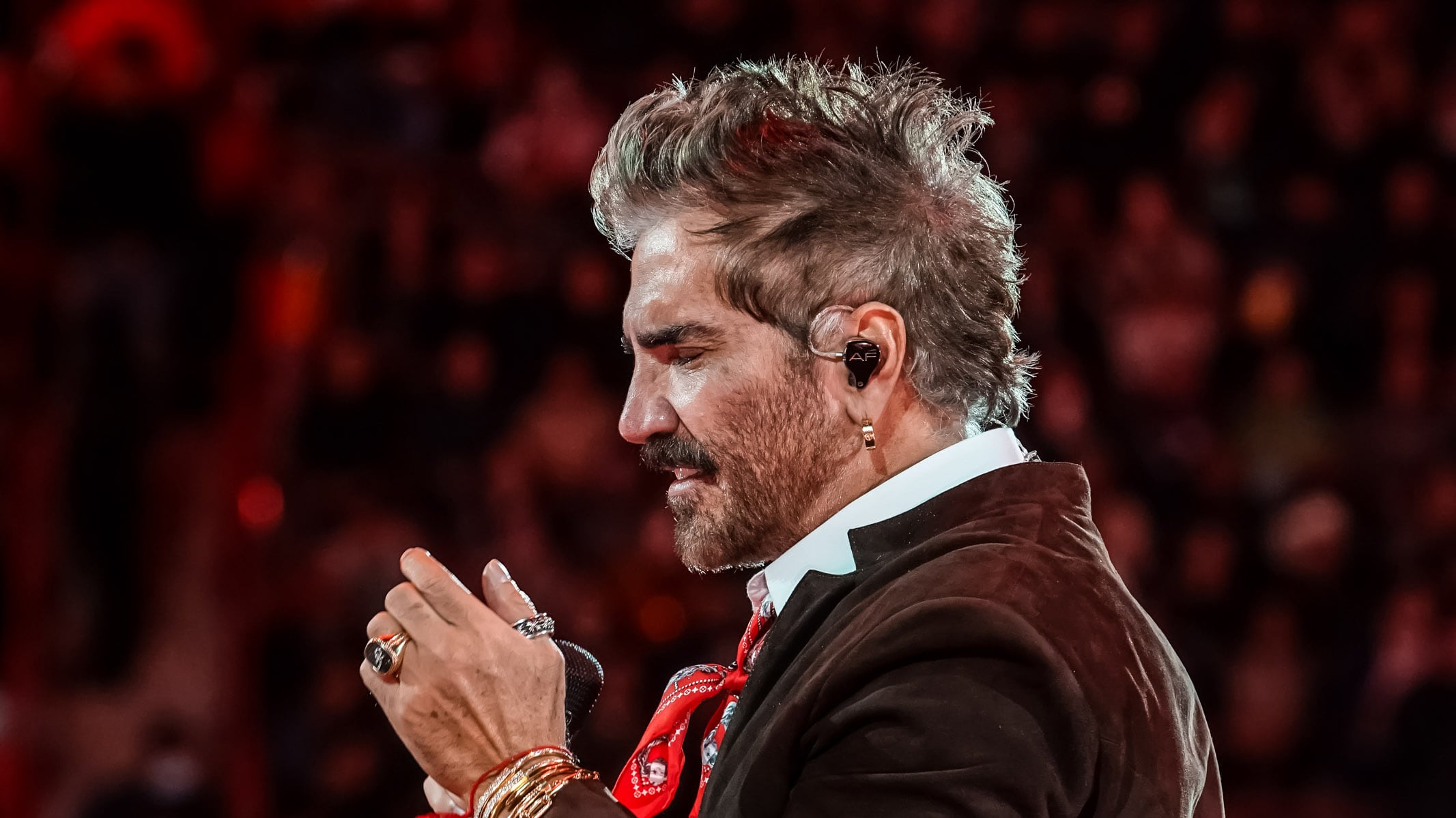 Es oficial, la gira ‘De Rey a Rey’ comenzó con la primera presentación de Alejandro Fernández en la Plaza de Toros México, recinto que fue testigo del homenaje que brindó a su dinastía, como parte del legado musical de su padre Vicente Fernández, quien es considerado uno de los pilares fundamentales de la música mexicana, por lo cual el concierto estuvo repleto de referencias a través de más de 30 canciones.