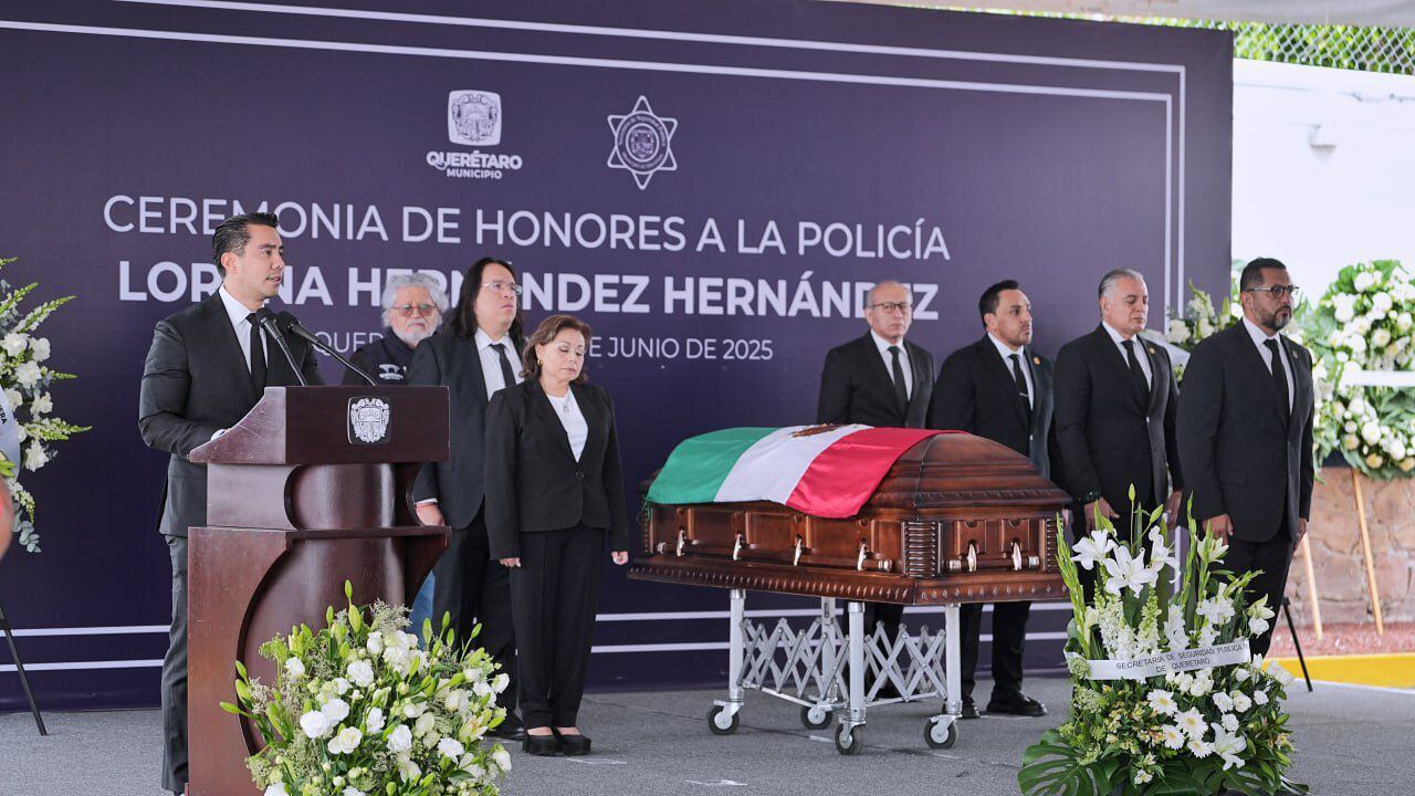 Autoridades estatales rindieron homenaje a Lorena Hernández.