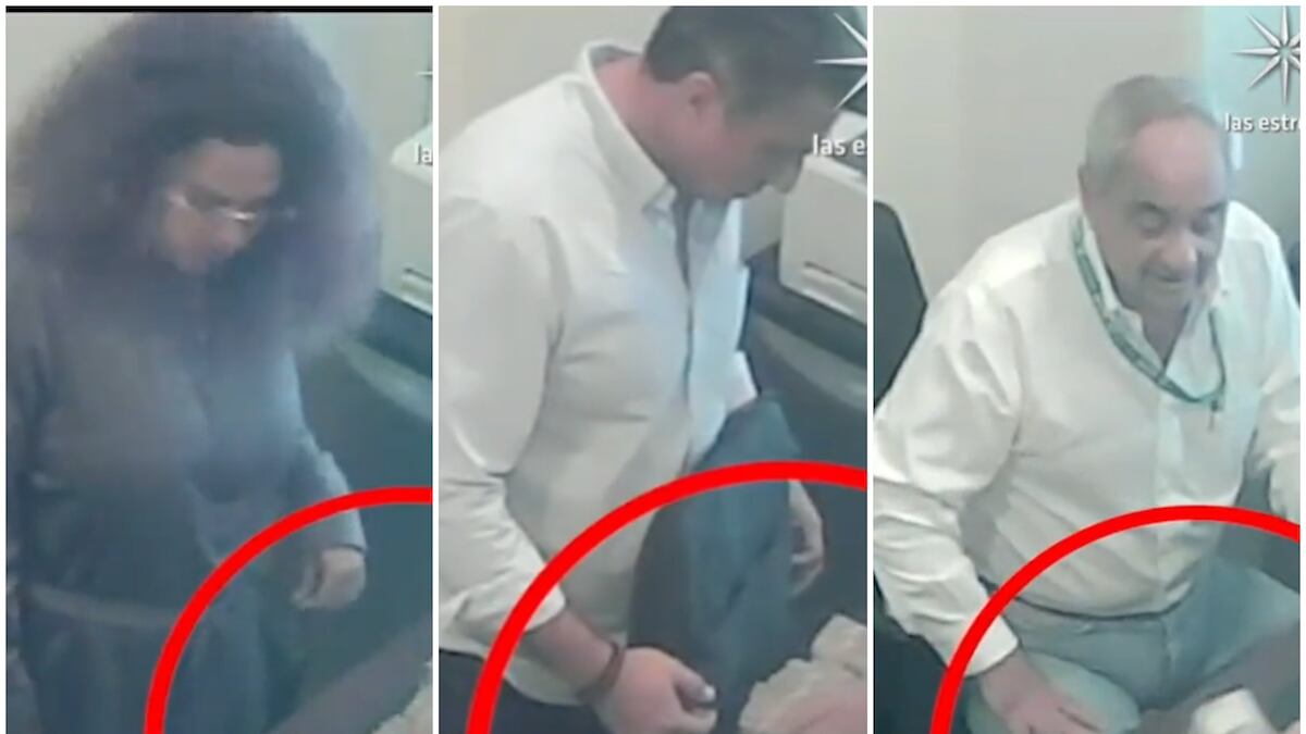 Funcionarios y una senadora reciben dinero en efectivo dentro de una oficina de la sede del gobierno. (Especial)