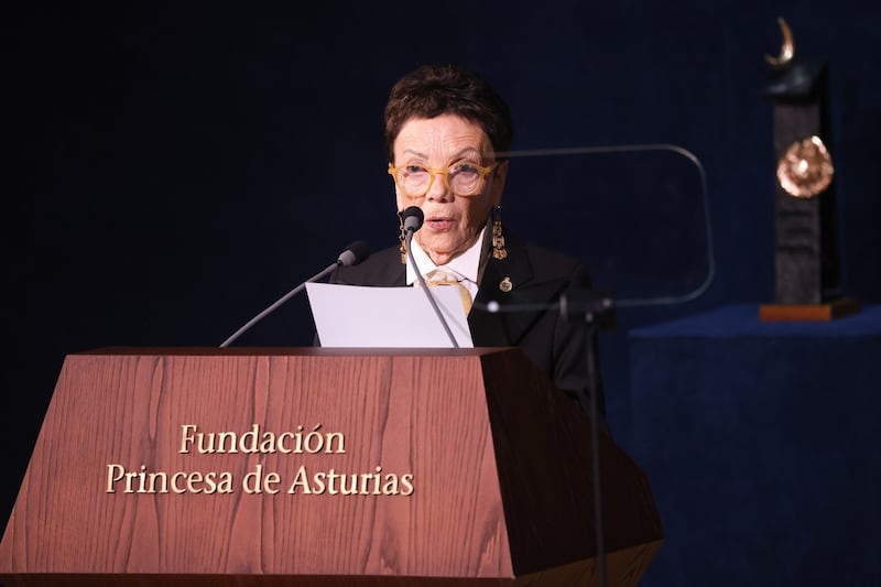 La fotógrafa Graciela Iturbide ganó el Premio Princesa de Asturias de las Artes, porque, según el jurado "es dueña de una mirada innovadora y dotada de una extraordinaria profundidad artística, la lente de Iturbide ha retratado la naturaleza humana a través de fotografías cargadas de simbolismo, que crean un mundo propio: desde lo primitivo a lo contemporáneo; desde la crudeza de la realidad social hasta la magia espontánea del instante".