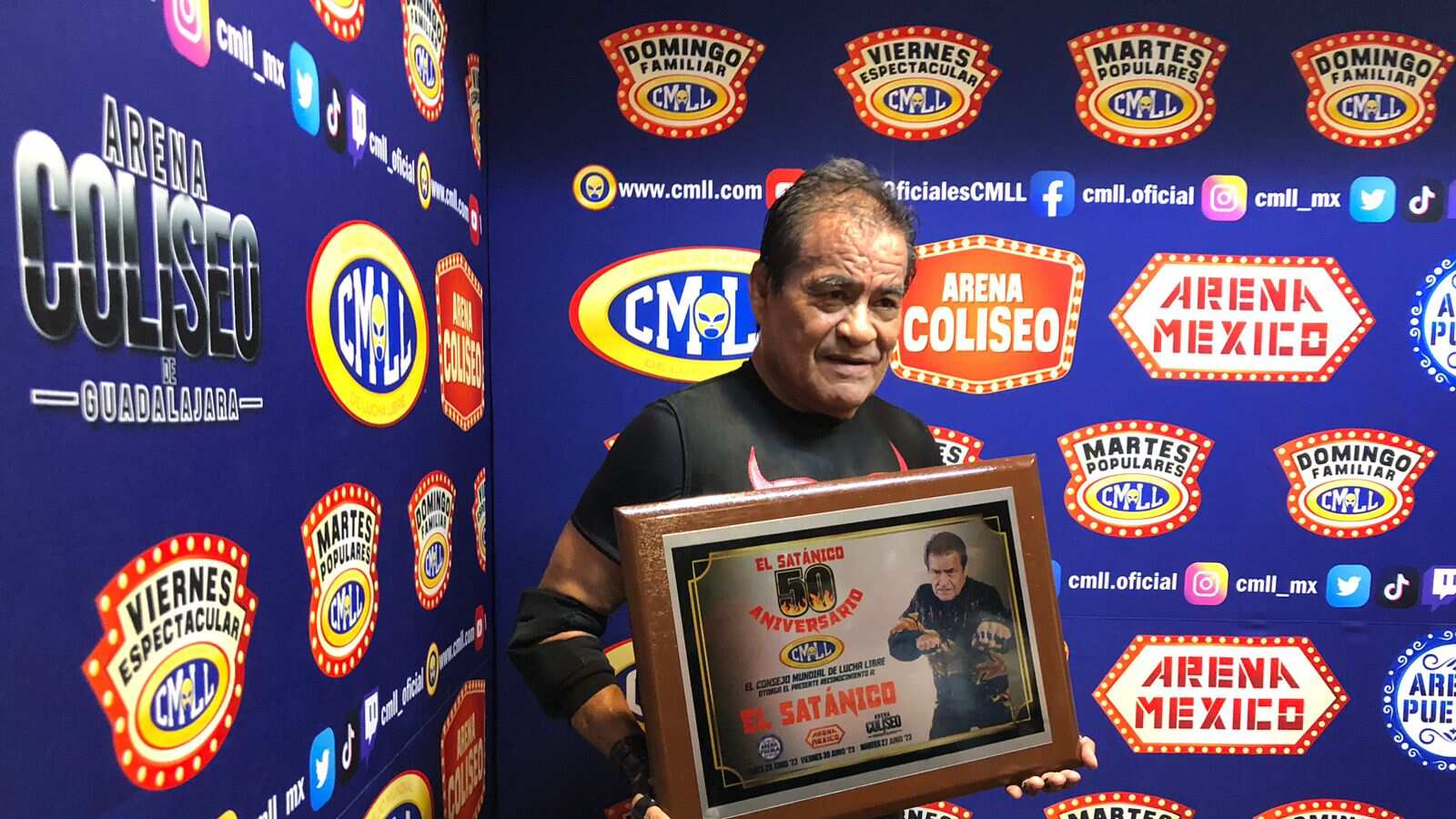 El Satánico recibio un reconocimiento por su trayectoria.