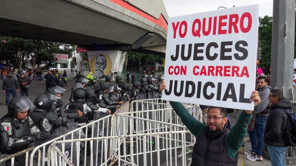 rabajadores del Poder Judicial están encapsulados y algunos al margen de las rejas que fueron colocados por la Secretaría de Seguridad Ciudadana para resguardar las inmediaciones de la Cámara de Diputados en donde más tarde tomara protesta Claudia Sheinbaum como Presidenta Constitucional de México. Los inconformes se oponen a la aplicación de la Ley al Poder Judicial aprobada hace unos días en la Camara de Diputados y promulgada ya por el Ejecutivo, Andrés Manuel López Obrador.