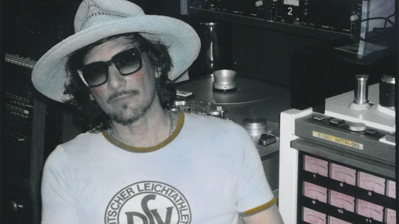 León Larregui presenta una nueva visión a través del álbum ‘Mixarama’