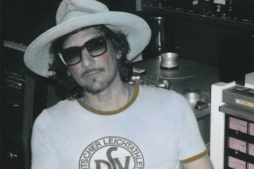 León Larregui presenta nueva propuesta a través del álbum ‘Mixarama’