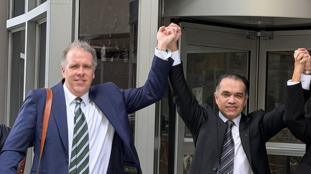 Un juez del Distrito Sur de Texas desestimó con perjuicio todos los cargos contra Ramón Alexandro Rovirosa Martínez en un caso vinculado a contratos de Pemex. La defensa argumentó violaciones al debido proceso y conductas indebidas de la fiscalía, por lo que el expediente queda cerrado de forma definitiva y no podrá reabrirse.