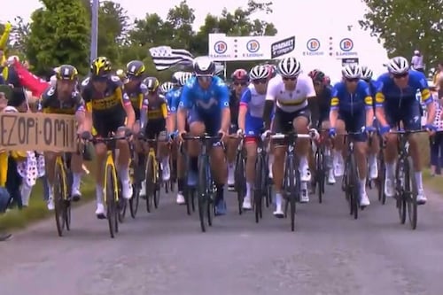 Detienen a fanática que provocó caída masiva en Tour de Francia