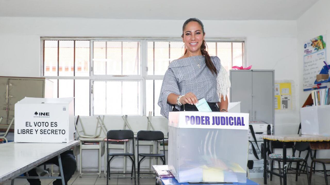 Acompañada de su esposo, Libia García acudió a votar en la elección judicial 2025, pese a la postura abstencionista del PAN.