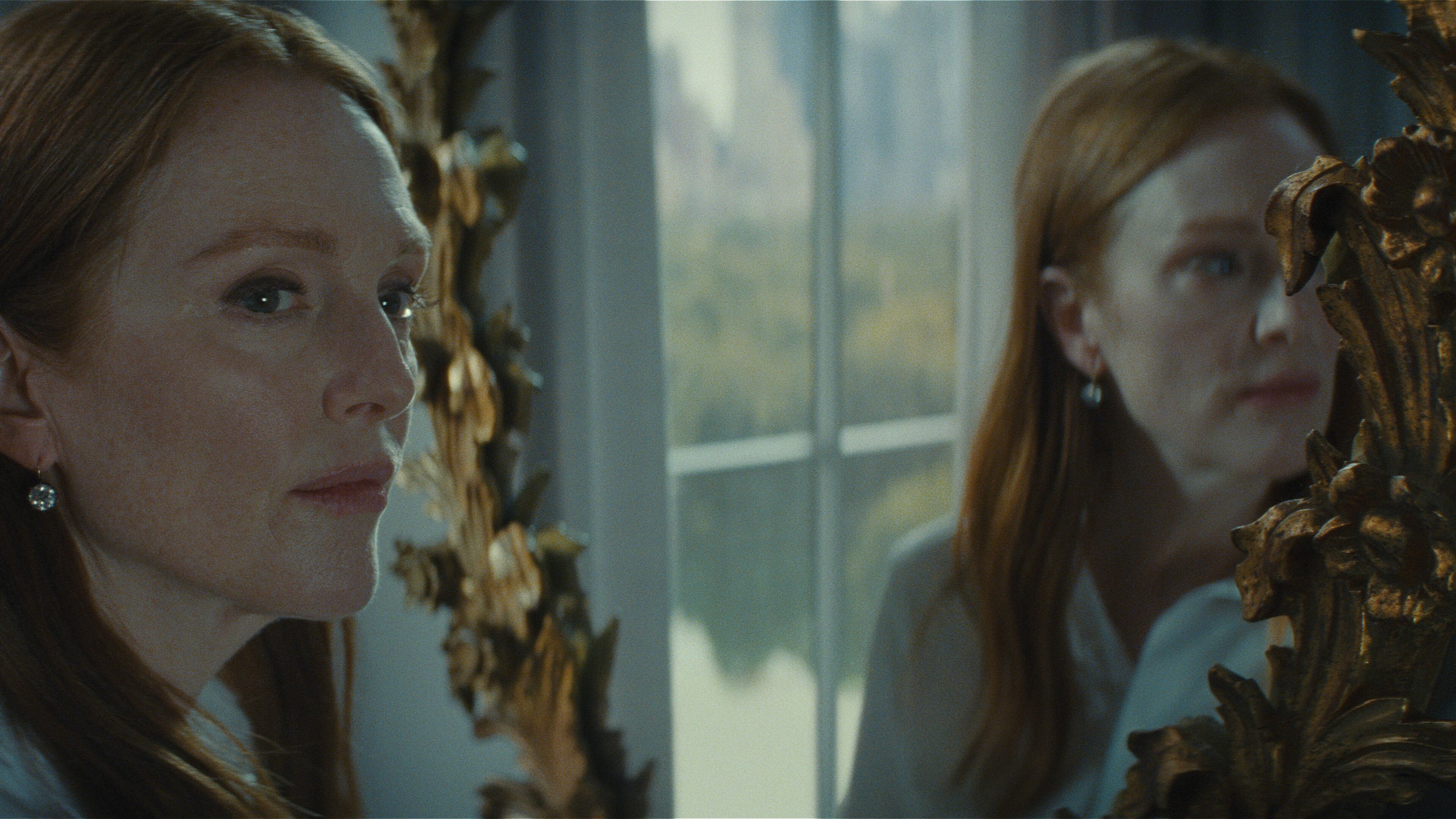 Sharper está dirigida por Benjamin Caron y cuenta con un elenco encabezado por Julianne Moore, Sebastian Stan, Justice Smith, Briana Middleton y John Lithgow.