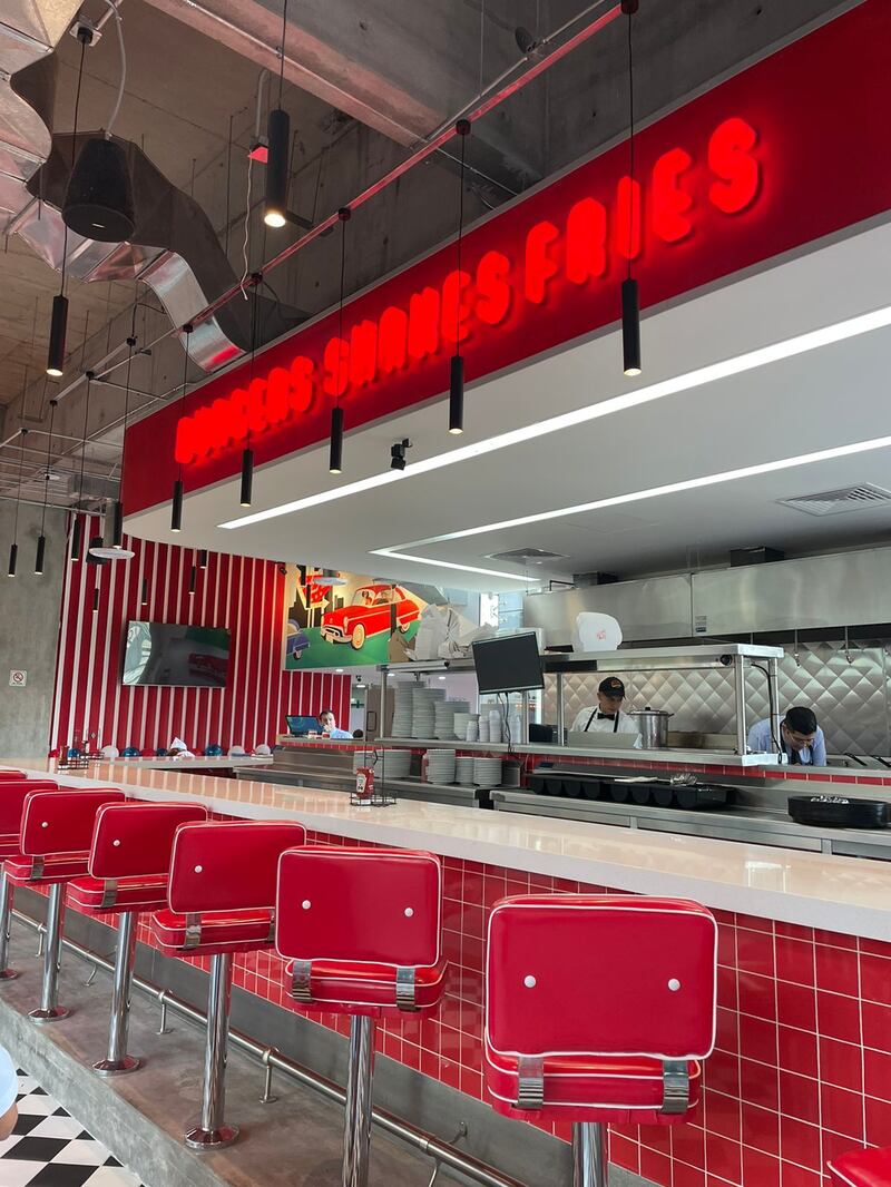 Disfruta de las icónicas hamburguesas de Johnny Rockets en su nueva sucursal ubicada en Parque Tepeyac.