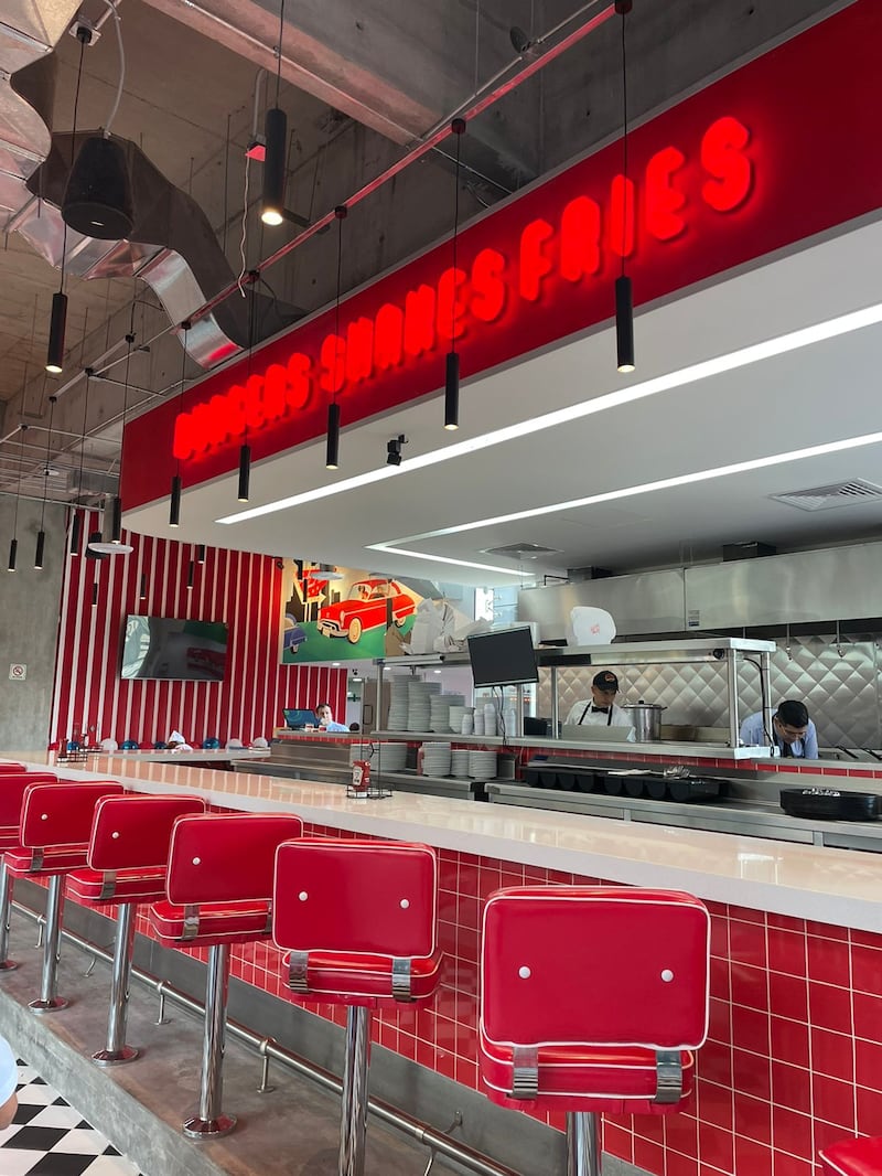 Disfruta de las icónicas hamburguesas de Johnny Rockets en su nueva sucursal ubicada en Parque Tepeyac.