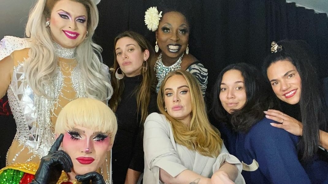 Definitivamente Adele sabe cómo disfrutar y bailar, pues así lo demuestran cada uno de los videos virales de su asistencia a un club nocturno.