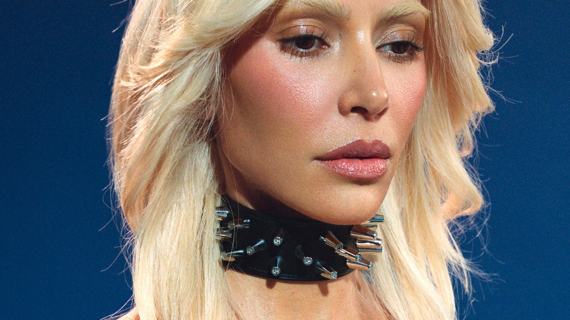 La modelo y empresaria luce irreconocible en una sesión de fotos para un revista.