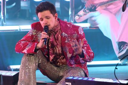 El cantante y compositor venezolano fue sorprendido con un disco Platino por su álbum EVA, Doble diamante y Triple Platino por su sencillo Ojos Marrones en el Teatro Metropólitan.