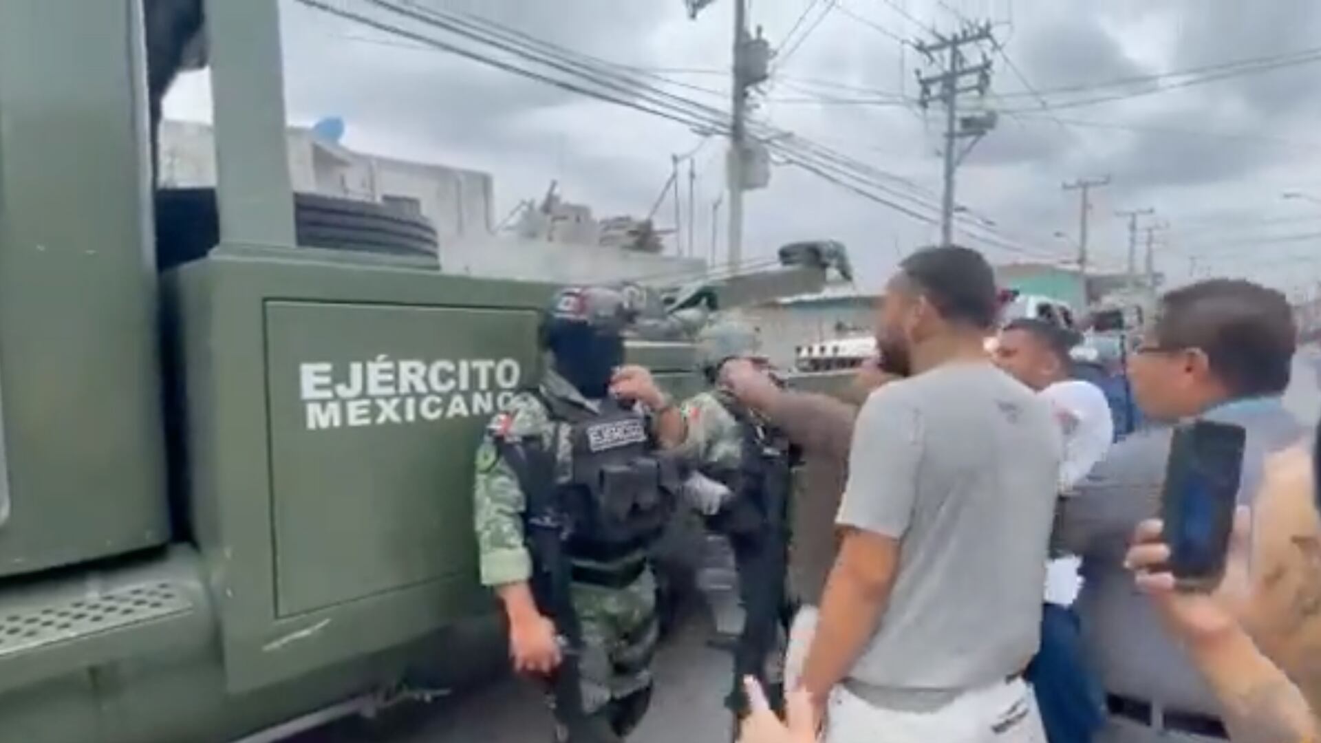 Militares se enfrentan a población civil en Nuevo Laredo
