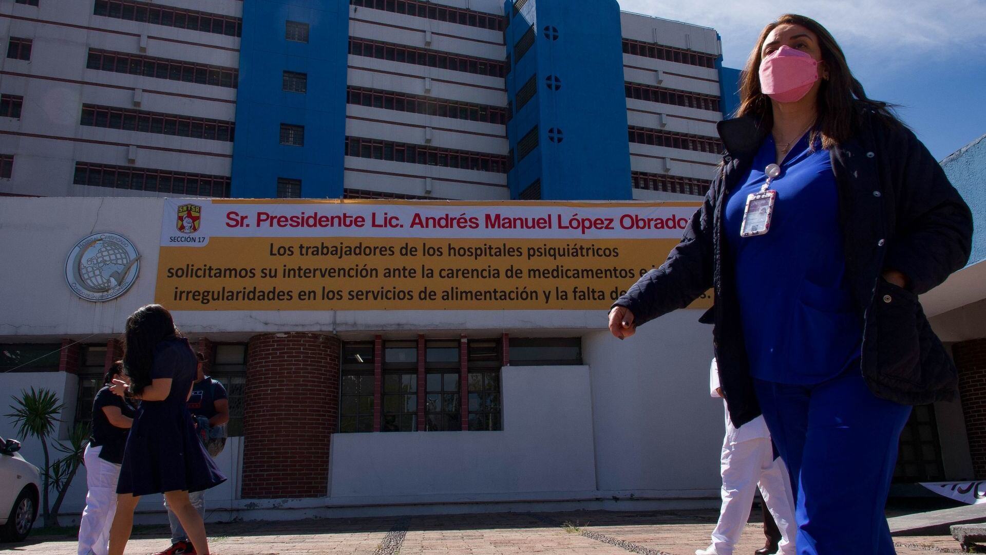 Personal de hospitales psiquiátricos de la CDMX se manifestó por falta de insumos dentro y fuera del nosocomio.