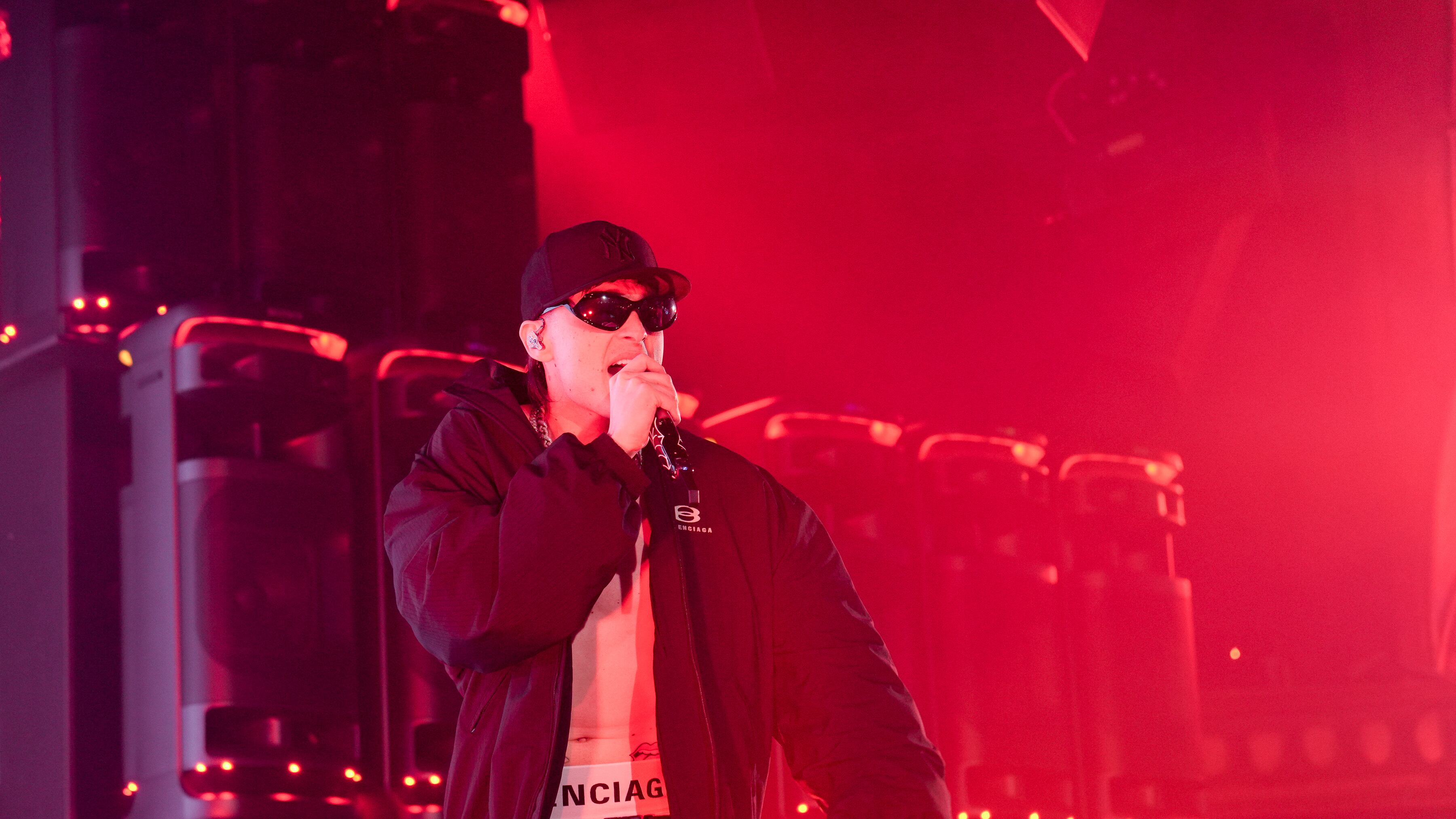 El cantante de corridos tumbados sorprendió al público durante la presentación de nuevos equipos de sonido de Sony, en donde aprovechó para agradecer todo el apoyo que siguen brindando a su carrera.