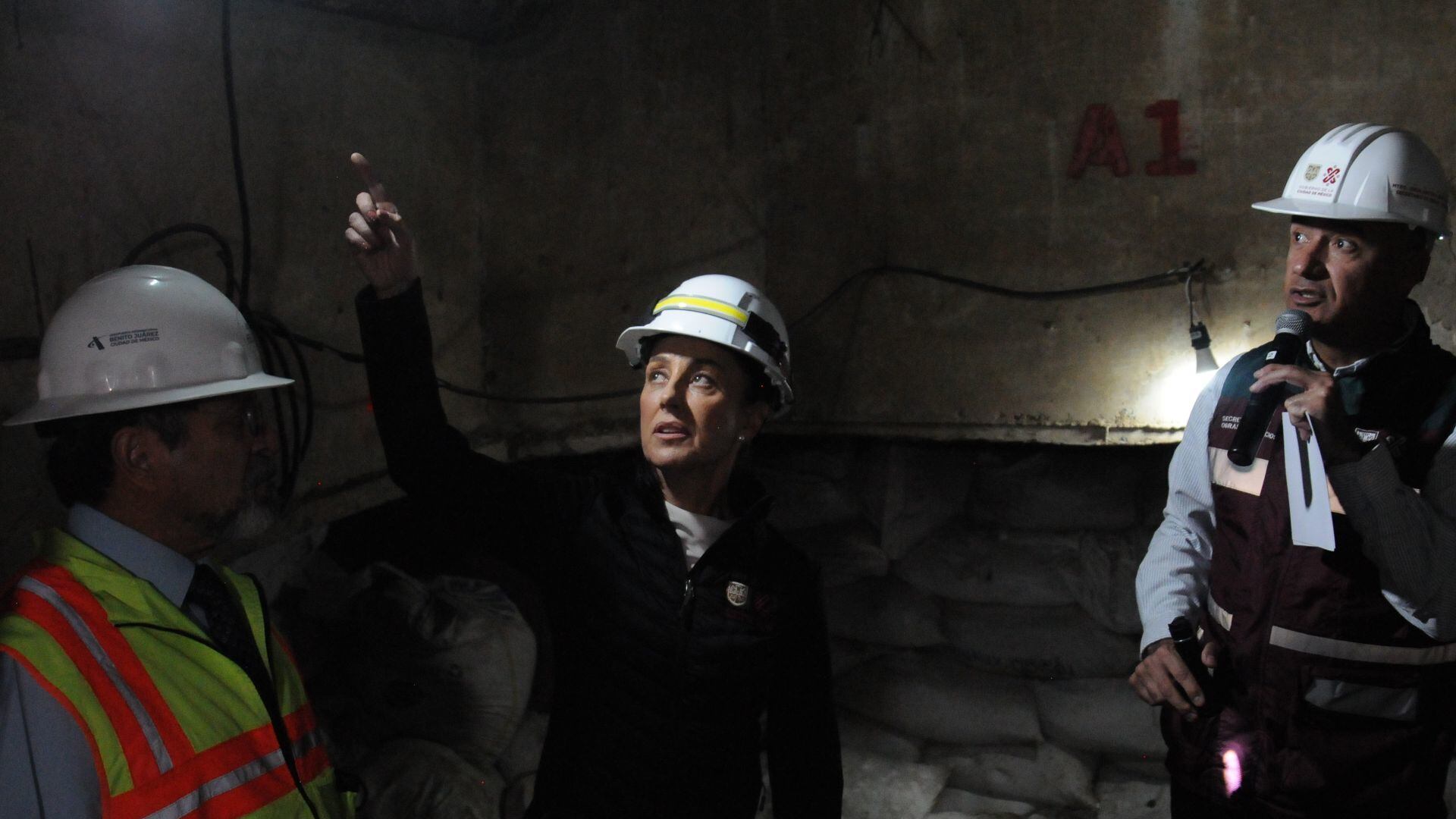 Claudia Sheinbaum, jefa de gobierno de la capital, recorrió las obras de mantenimiento en la Terminal 2 del Aeropuerto Internacional de la Ciudad de México, las cuales esperan concluirse a mediados de año. Foto: Cuartoscuro