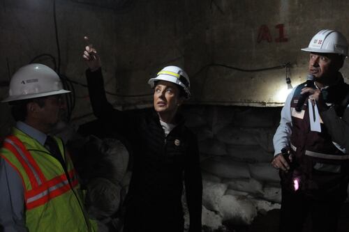 Sheinbaum arremete contra Fox y Calderón por hundimiento en el AICM