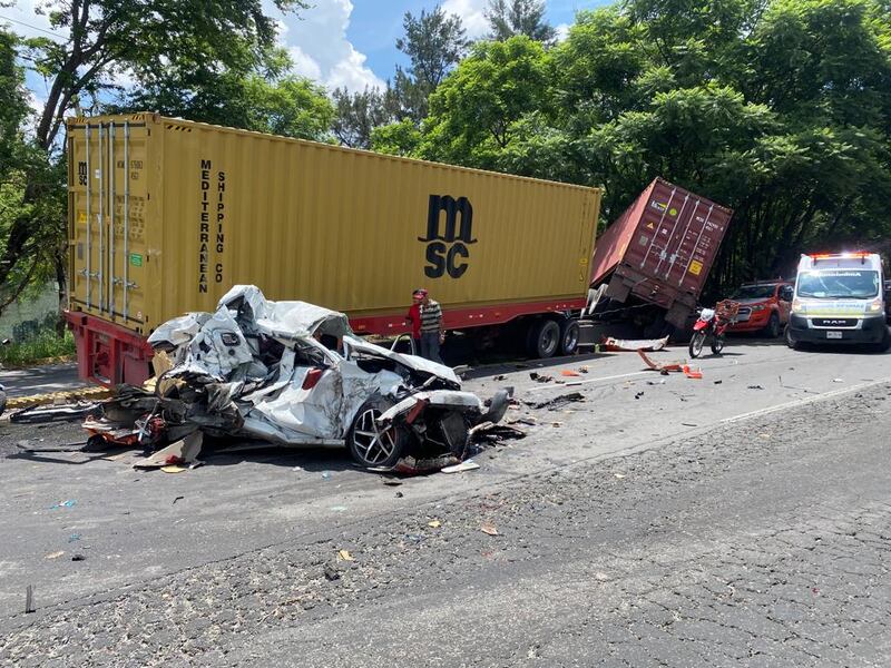 Autoridades realizarán peritajes a la unidad de carga que provocó la carambola.