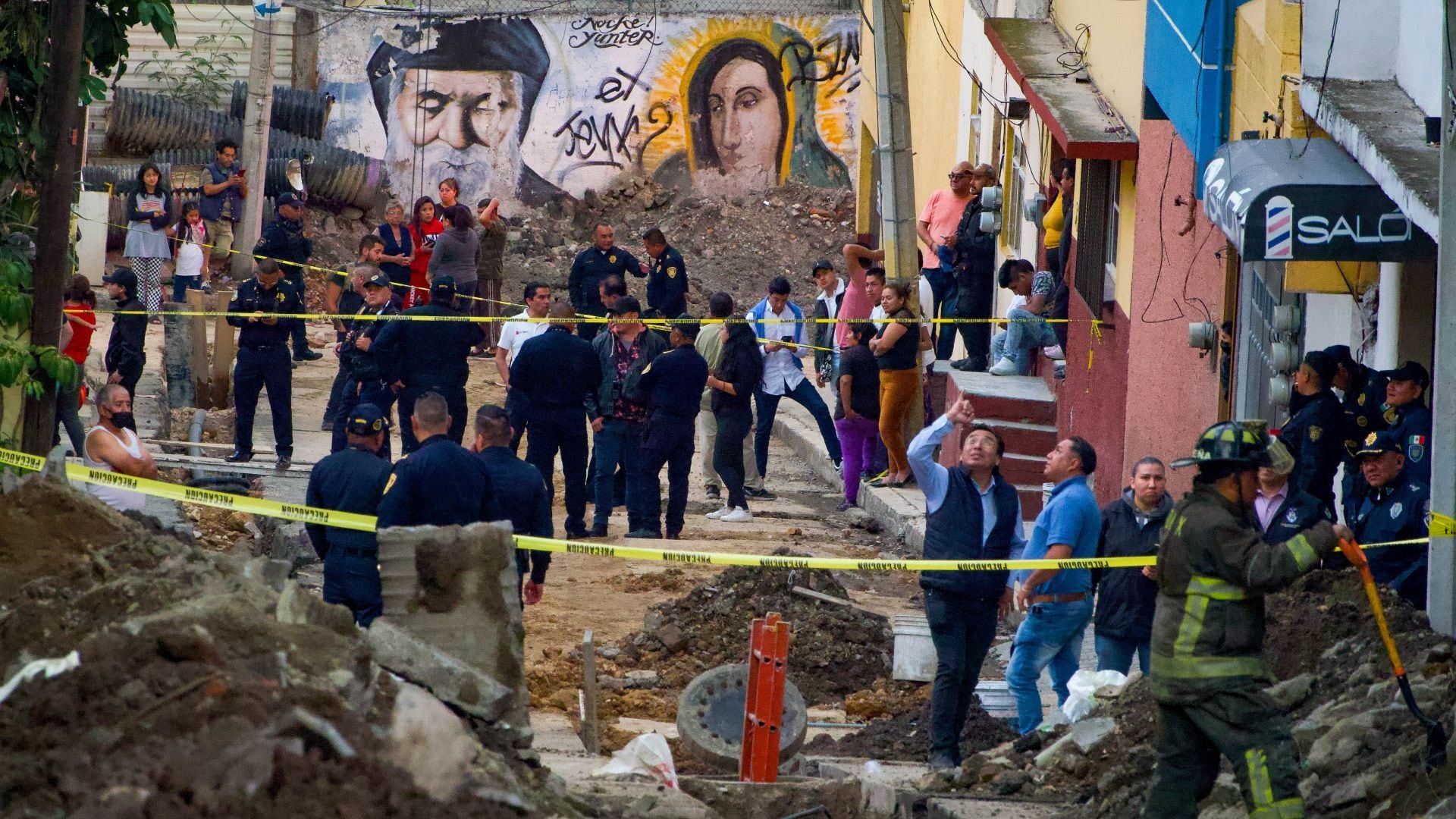 Un trabajador muerto y otro herido fue el alado de un deslizamiento de tierra durante obras de reparación de drenaje en la calle Fox casi esquina con Caña Coro, en la Colonia Olivar del Conde Primera Sección. (Cuartoscuro)