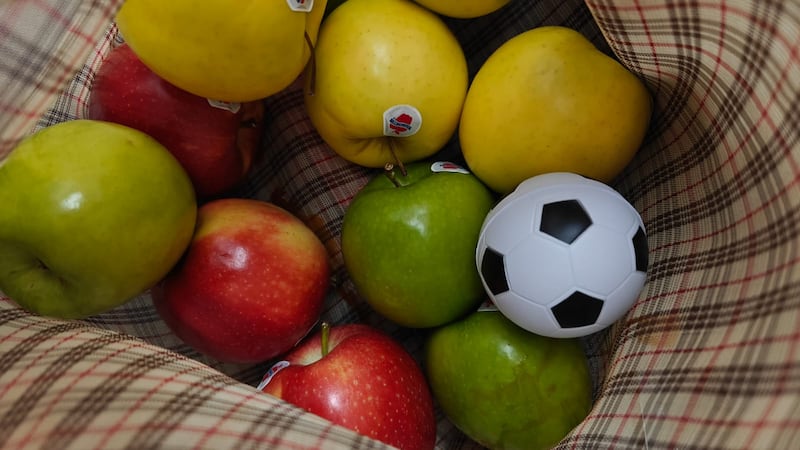 Crujiente, jugosa y con un lento proceso de oxidación, la manzana Cosmic Crisp aterriza en México desde Washington con la misión de convertirse en la botana perfecta para los partidos del Mundial