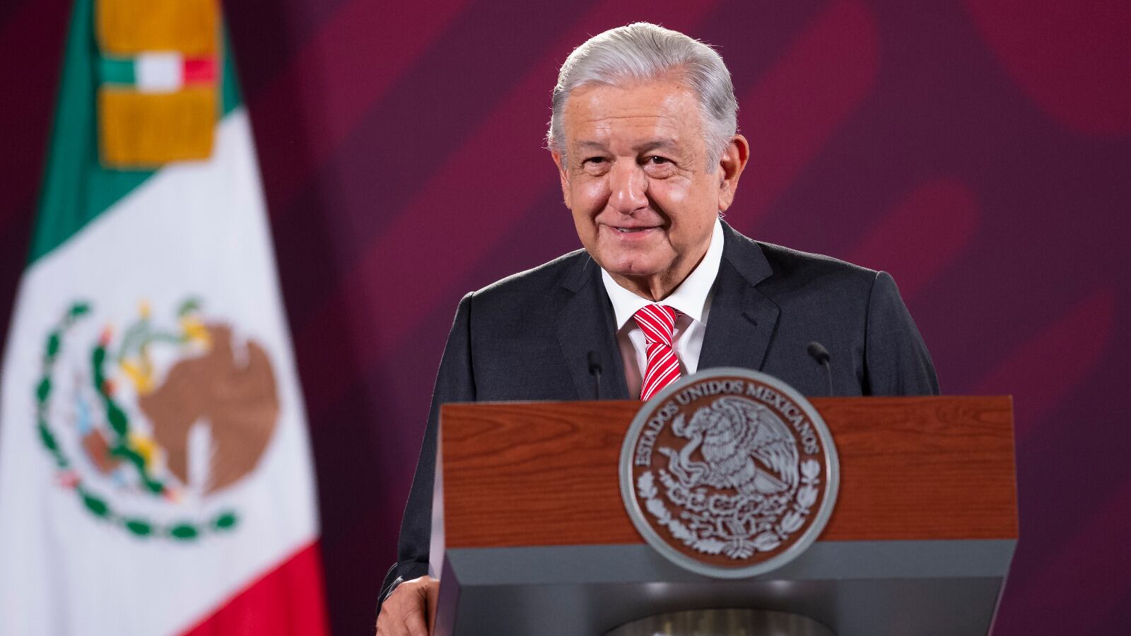 El presidente afirmó que comprar un banco como Banamex significaría ahorros en pagos de comisiones para los movimientos del Gobierno de México