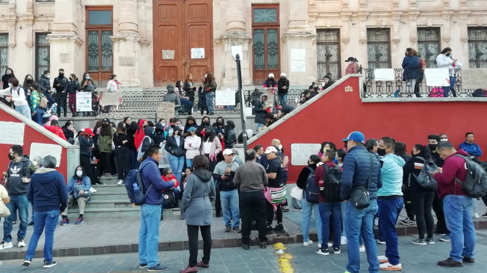 Normalistas protestan en Guanajuato y exigen garantías de seguridad en prácticas.