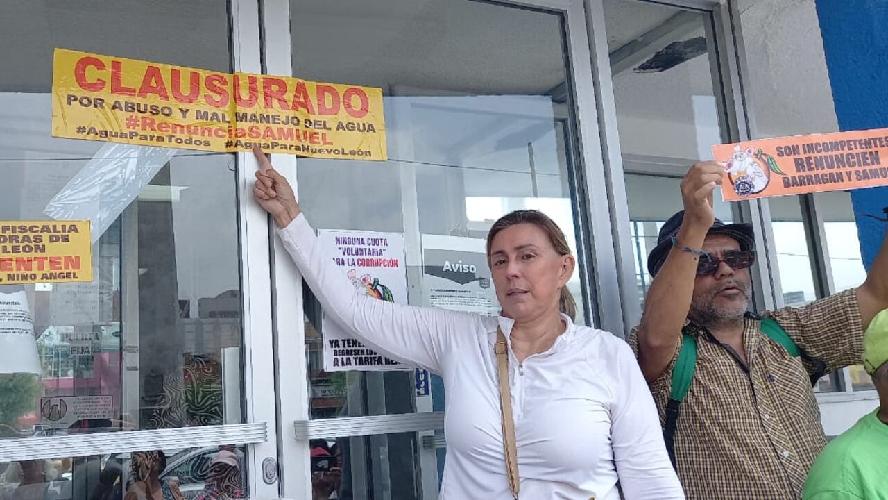 La excandidata a diputada federal Elizabeth Barrón colocó los sellos de clausurado.