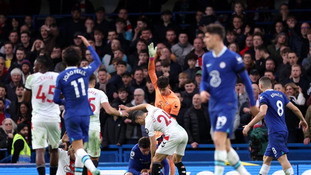 Cesar Azpilicueta salió con asistencia médica tras el golpe