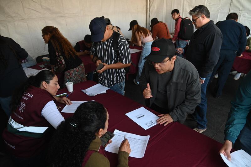 Brugada entrega 20 mil becas “Universitarios en Movimiento”