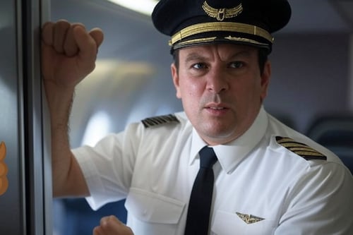 ¡Estaba estreñido! Piloto saca a pasajero del baño en pleno vuelo y lo arrestan por salir con los pantalones abajo