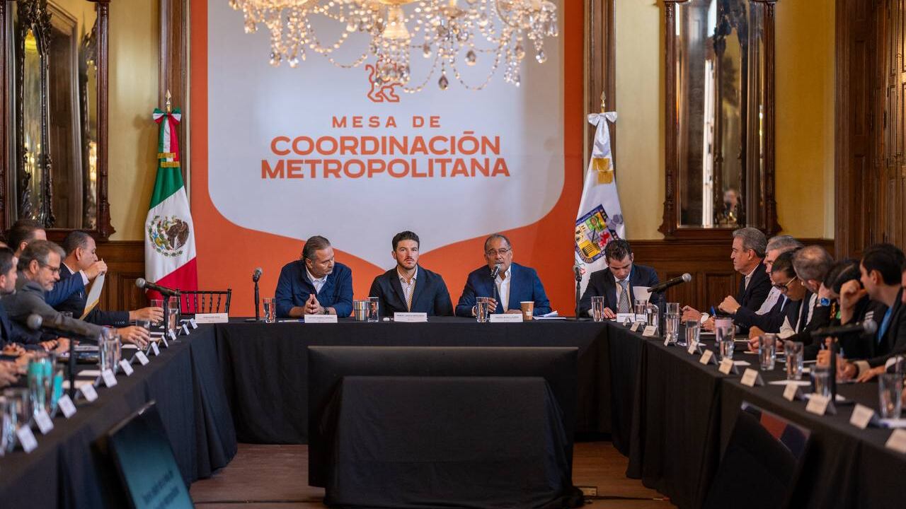En la tercera sesión, el presidente de la Mesa, Andrés Mijes, presentó la propuesta de la creación de la Comisión de los Municipios Periféricos.
