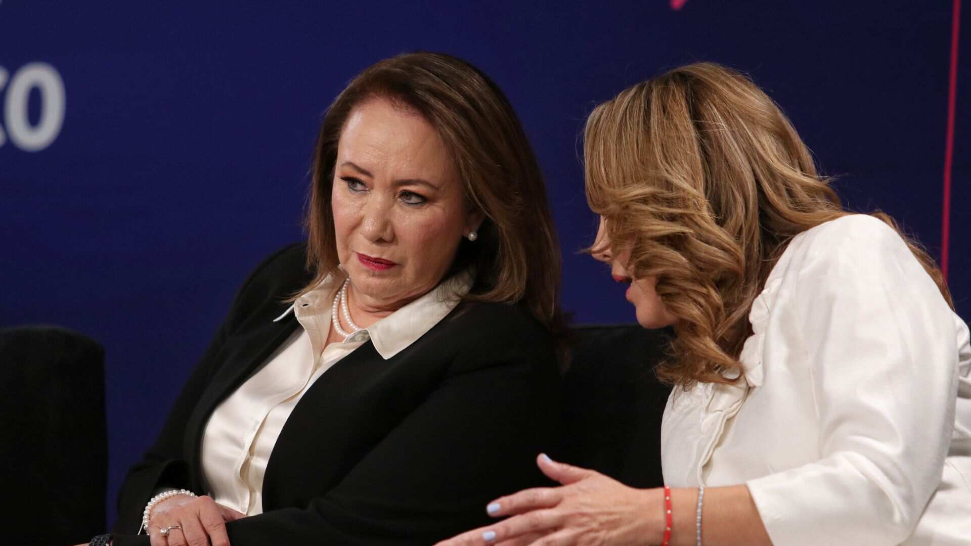 Yasmín Esquivel Mossa, ministra de la SCJN y María de la Luz Mijangos Borja conversando durante un evento del Instituto Nacional de Transparencia, Acceso a la Información y Protección de Datos Personales (INAI).