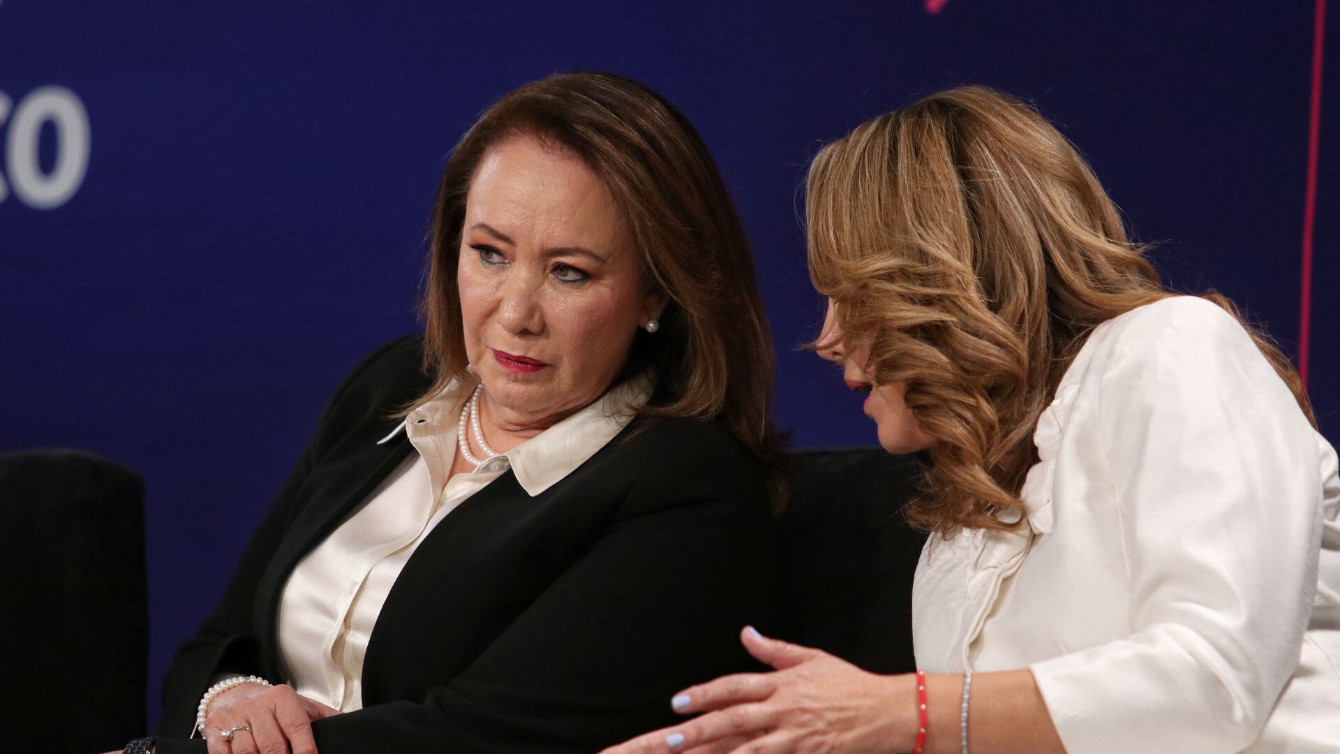 Yasmín Esquivel Mossa, ministra de la SCJN y María de la Luz Mijangos Borja conversando durante un evento del Instituto Nacional de Transparencia, Acceso a la Información y Protección de Datos Personales (INAI).