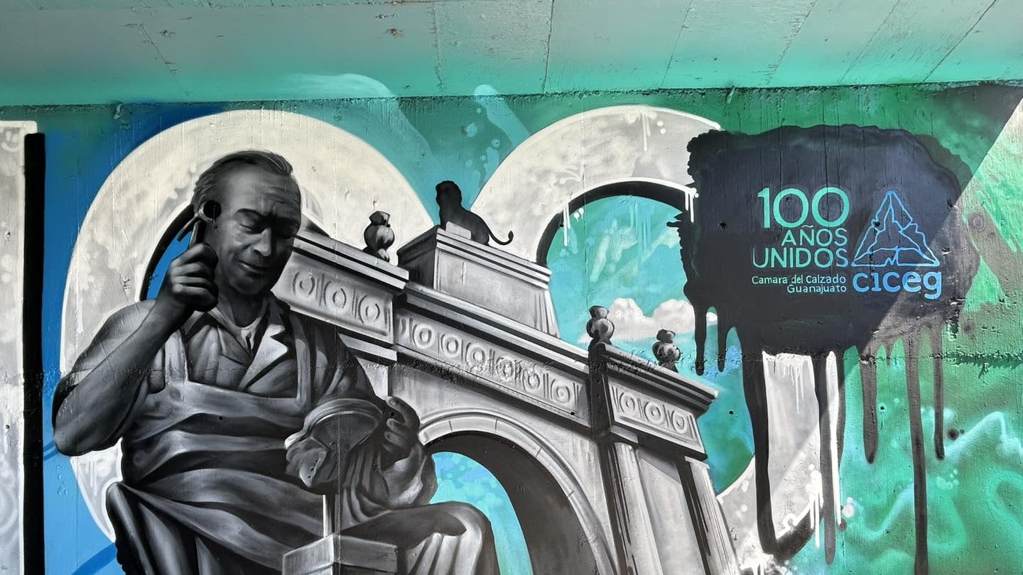 Artistas urbanos intervienen más de 120 metros del Malecón del Río de los Gómez para conmemorar los 100 años de la industria zapatera organizada en León.