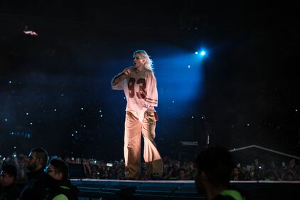 Con la convicción de empezar una nueva etapa a nivel profesional y con el objetivo de reconquistar a sus fanáticos, Linkin Park hizo oficial su visita a México con su presentación en el Estadio GNP Seguros, recinto que fue testigo de temas como "Hybrid Theory”, “Meteora”, "The Emptiness Machine” y "Burn It Down”, los cuales fueron ovacionados por la interpretación de Emily Armostrong, la nueva vocalista de la agrupación, quien no dejó de agradecer el apoyo del público mexicano.