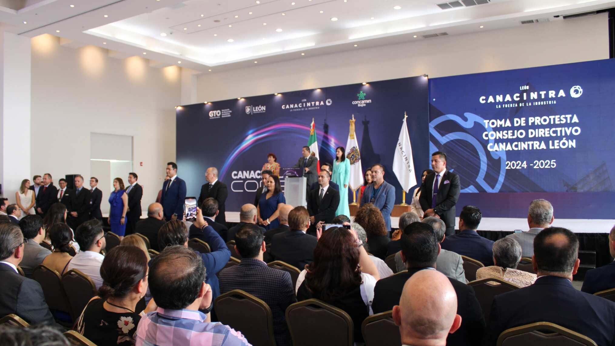 Empresarios guanajuatenses se unen en la toma de protesta.